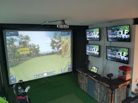 Simulaattori golfin pelaamiseen